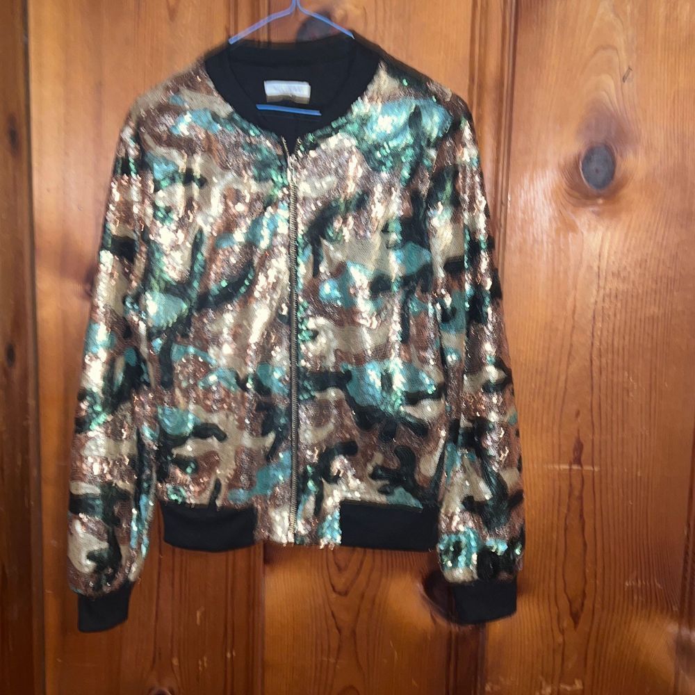 Lulumari sequin army fatigue waist length jacket.
Sz M
Sleeves 25”L
Bust area 15
